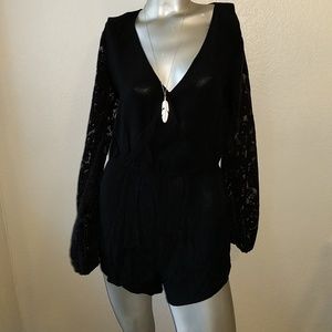 Short black romper, lace sleeves